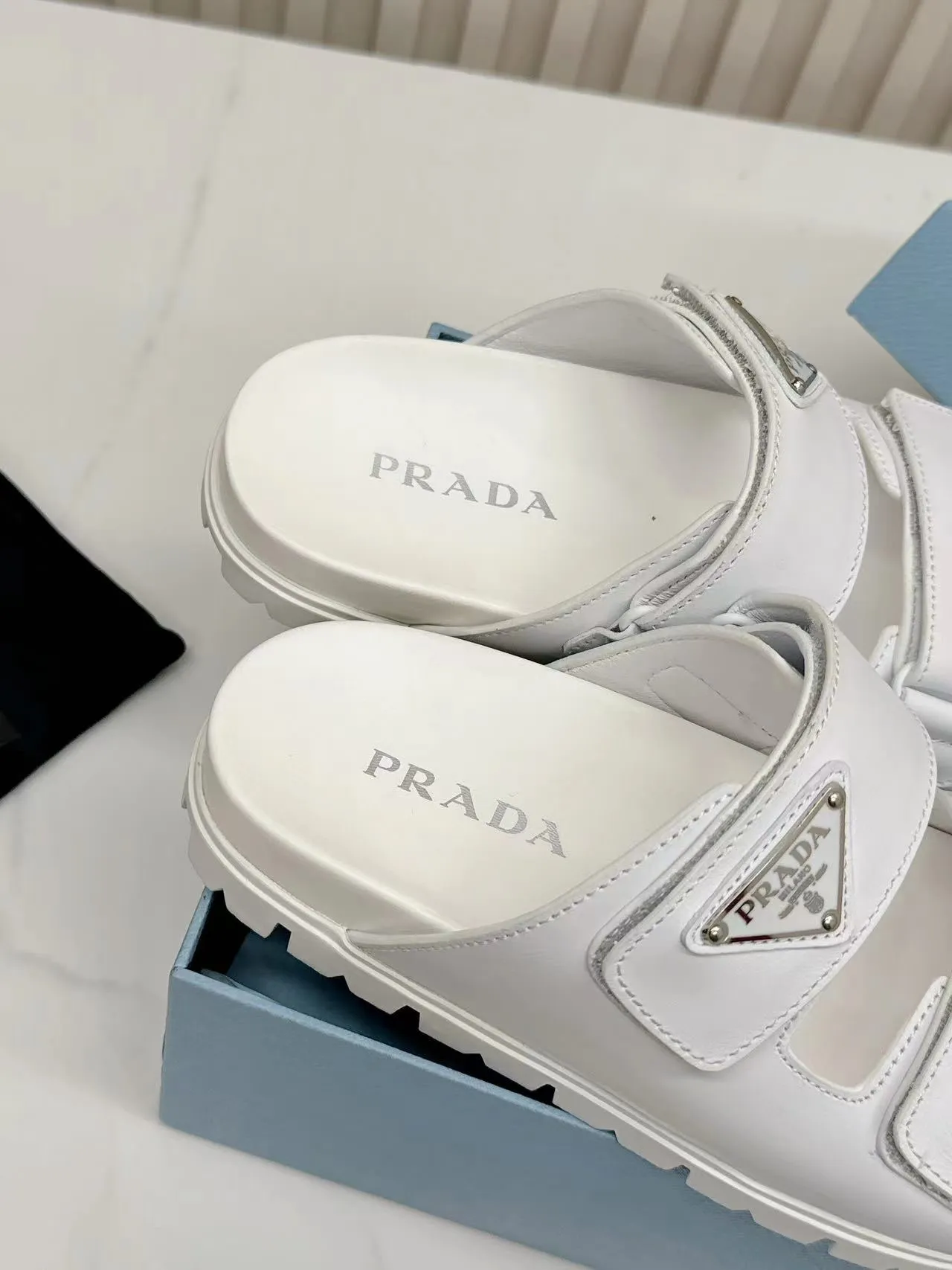 👟👟Ex-factory price 460👟👟 Prada2025’s latest Prada slippers, the slippers reveal a feminine atmosphere in a minimalist design. Triangular logo embellishment is eye-catching. Upper calfskin metal triangle logo 2 cm rubber sole Concave sole pattern Rubber sole Size 35---41